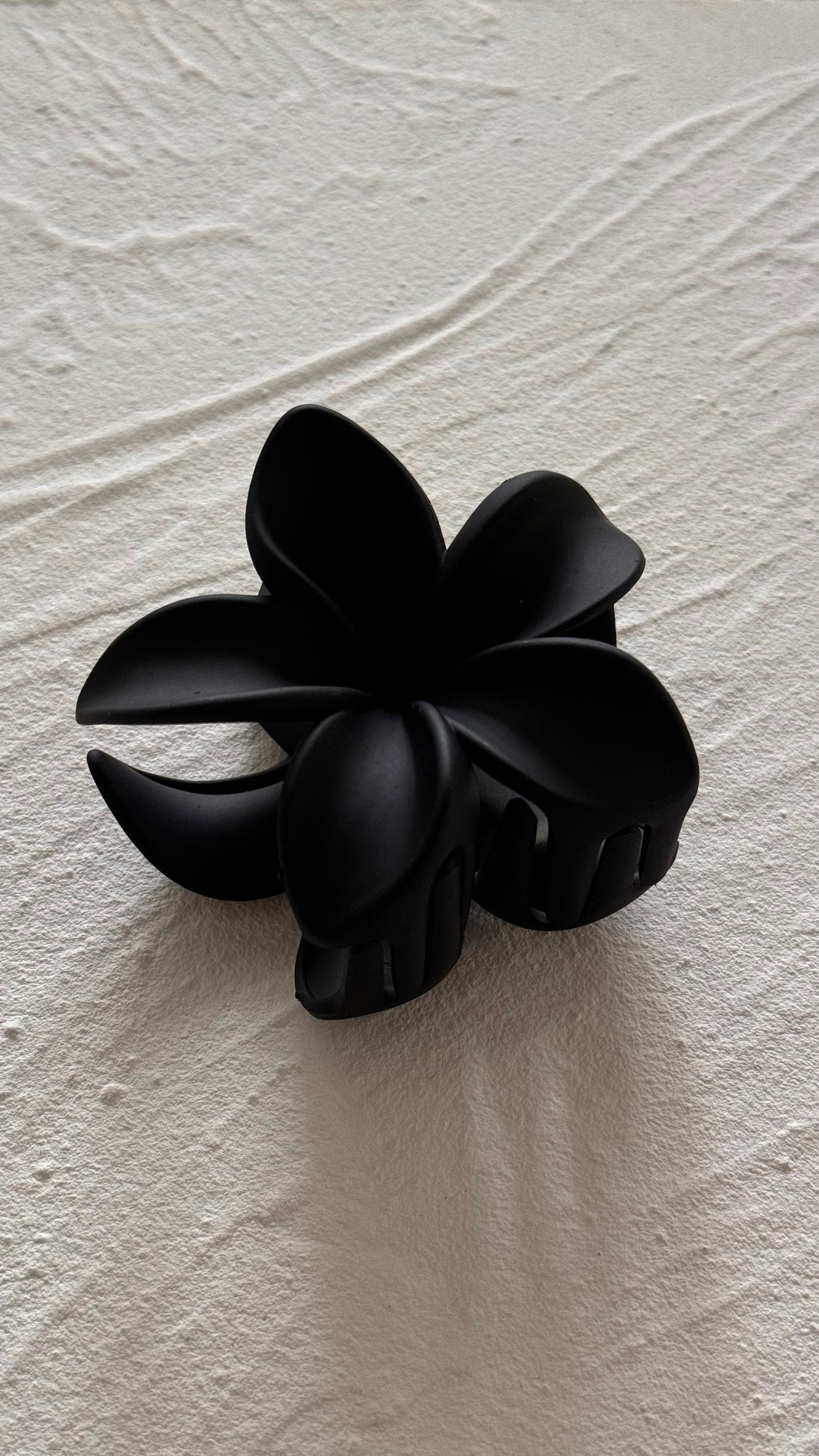 Frangipani Clip Flat Black