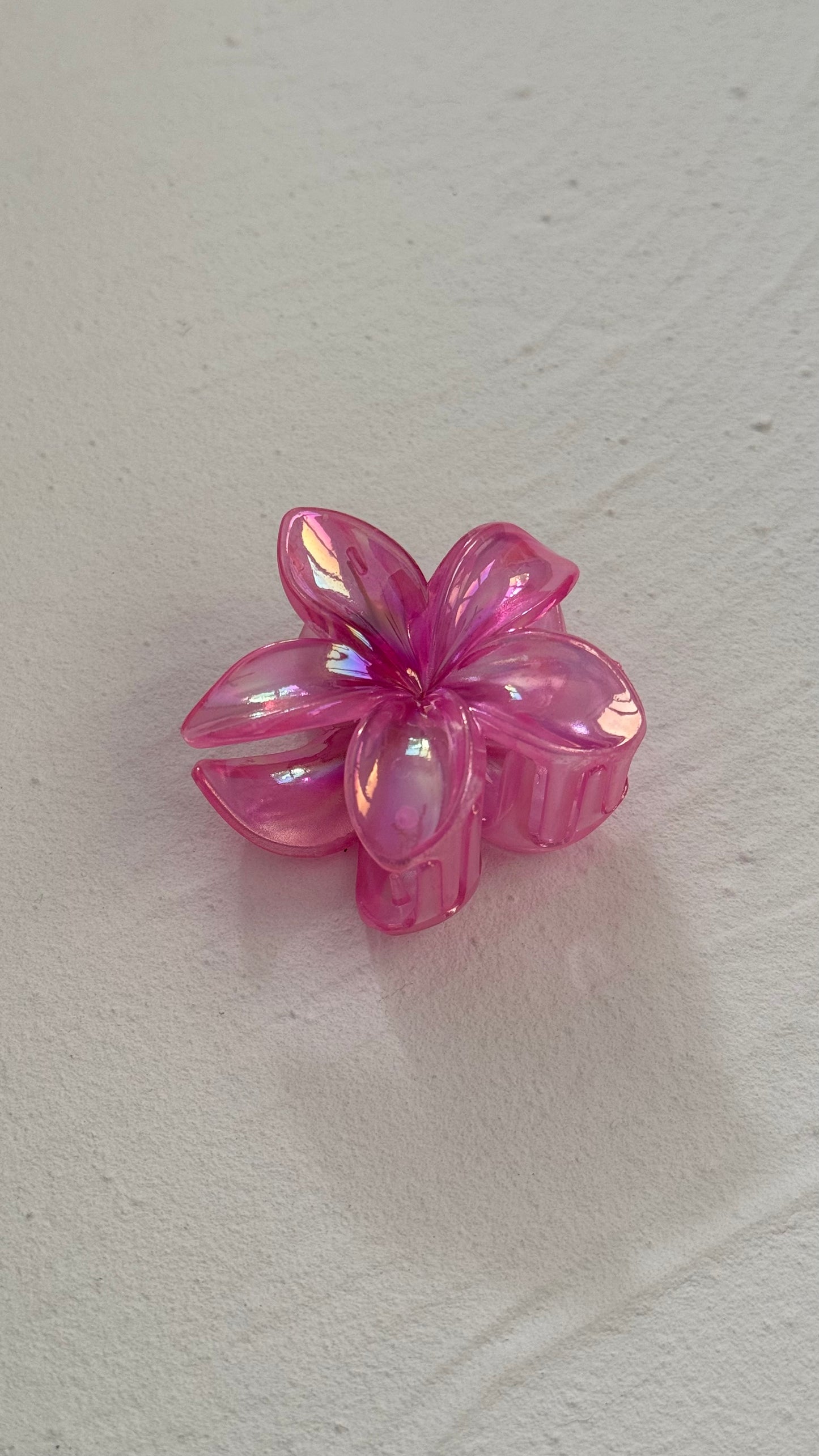 Frangipani Clip Gleaming Hot Pink - Medium