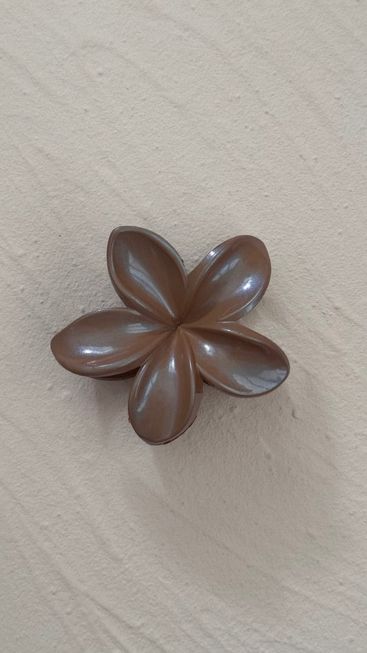 Frangipani Clip Metallic Latte