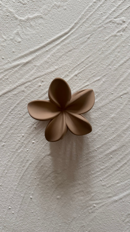 Frangipani Clip Flat Latte