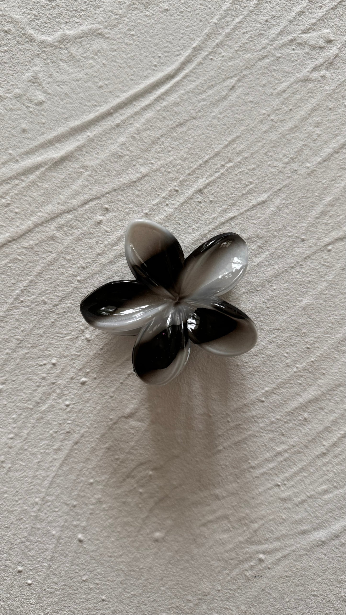Frangipani Clip Marble Black/White