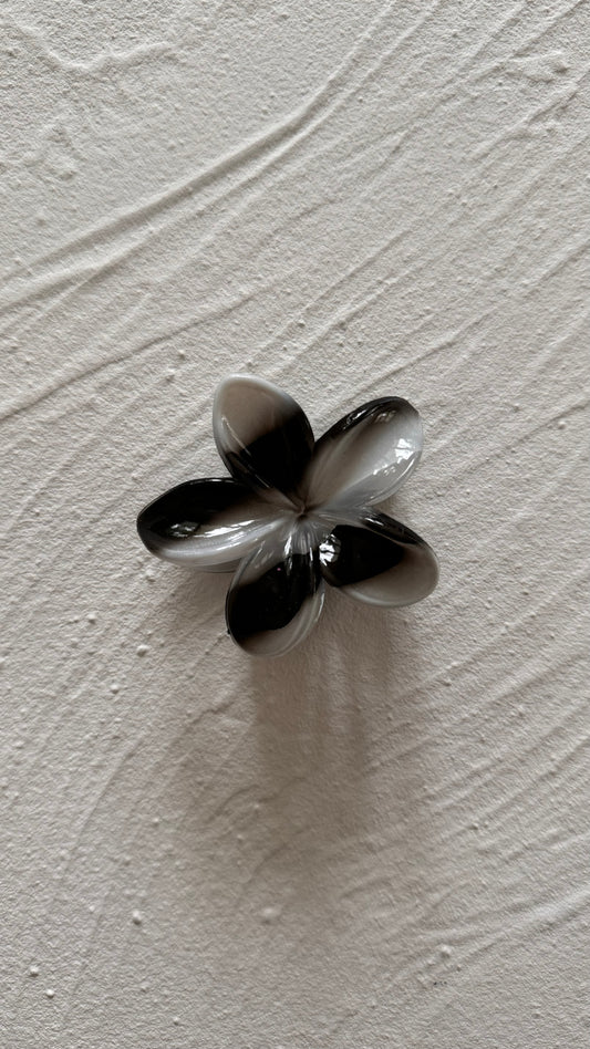 Frangipani Clip Marble Black/White