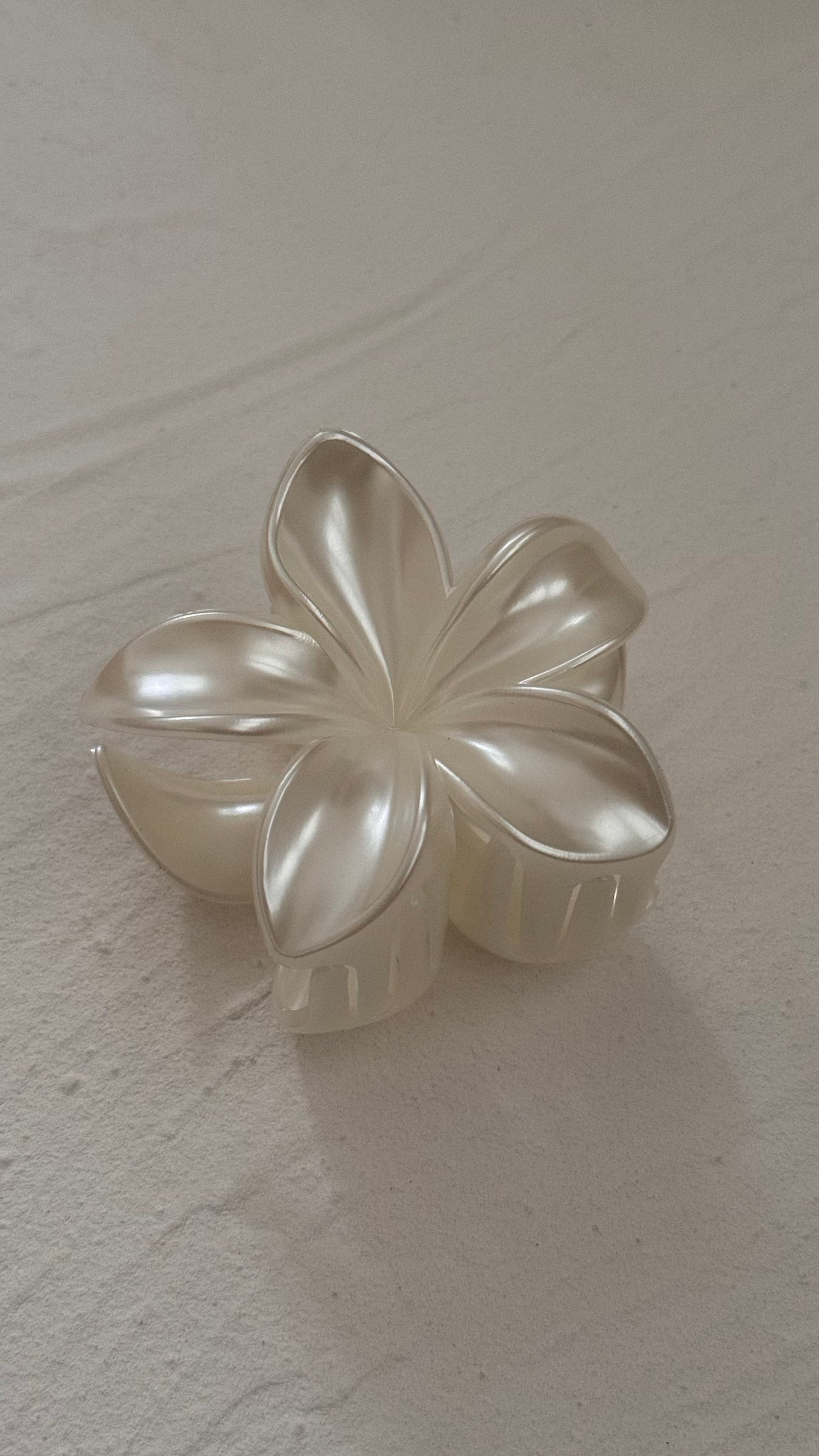 Frangipani Clip Pearly White