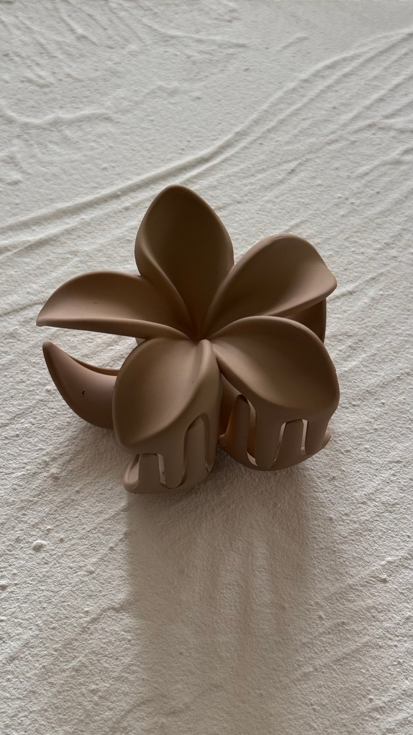 Frangipani Clip Flat Latte