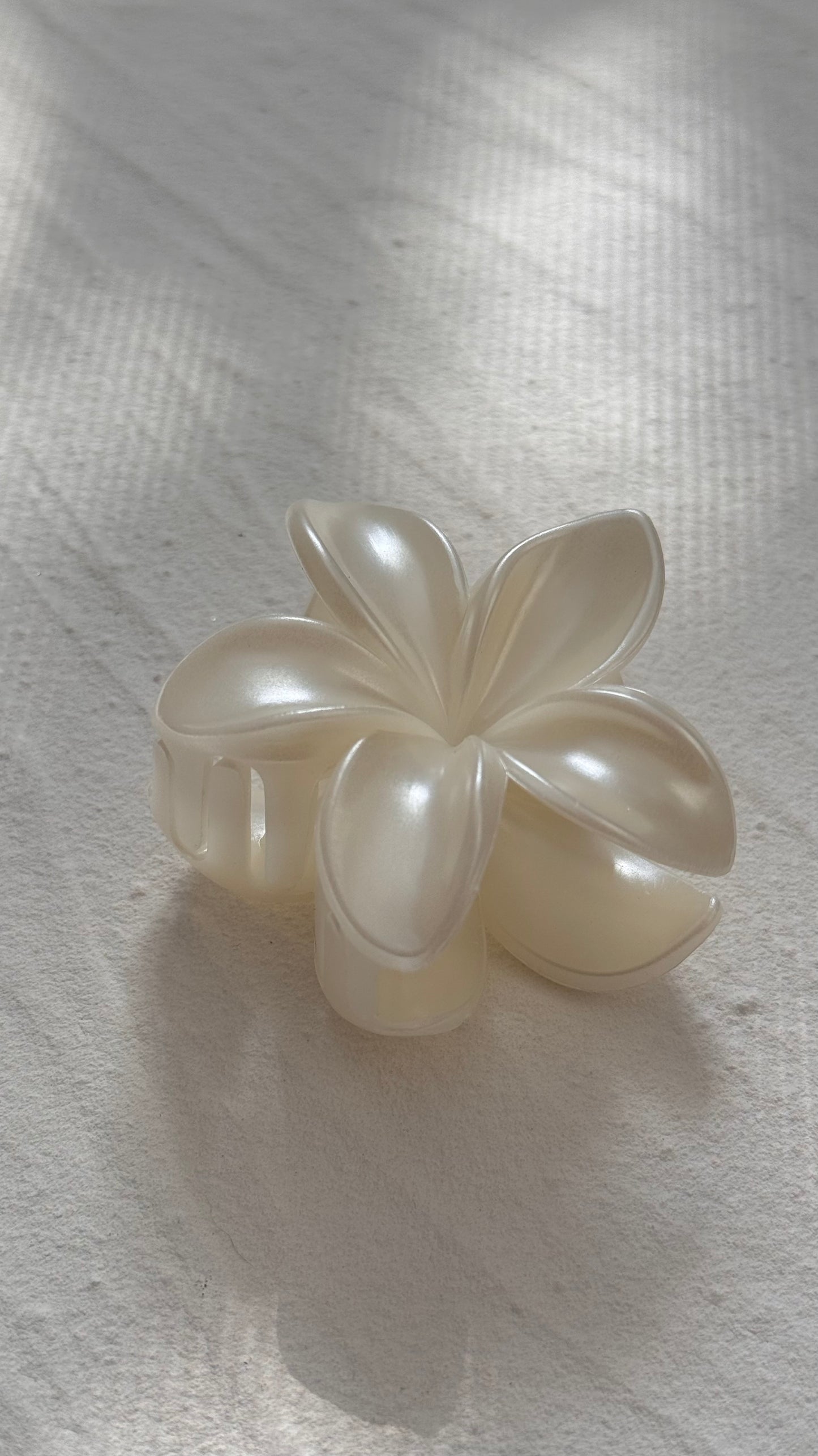 Pearl Frangipani Clip