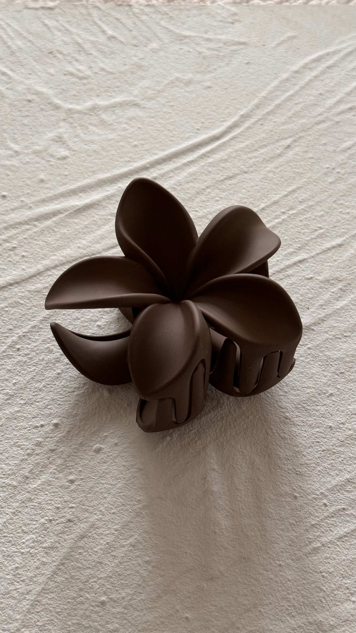 Frangipani Clip Flat Brown