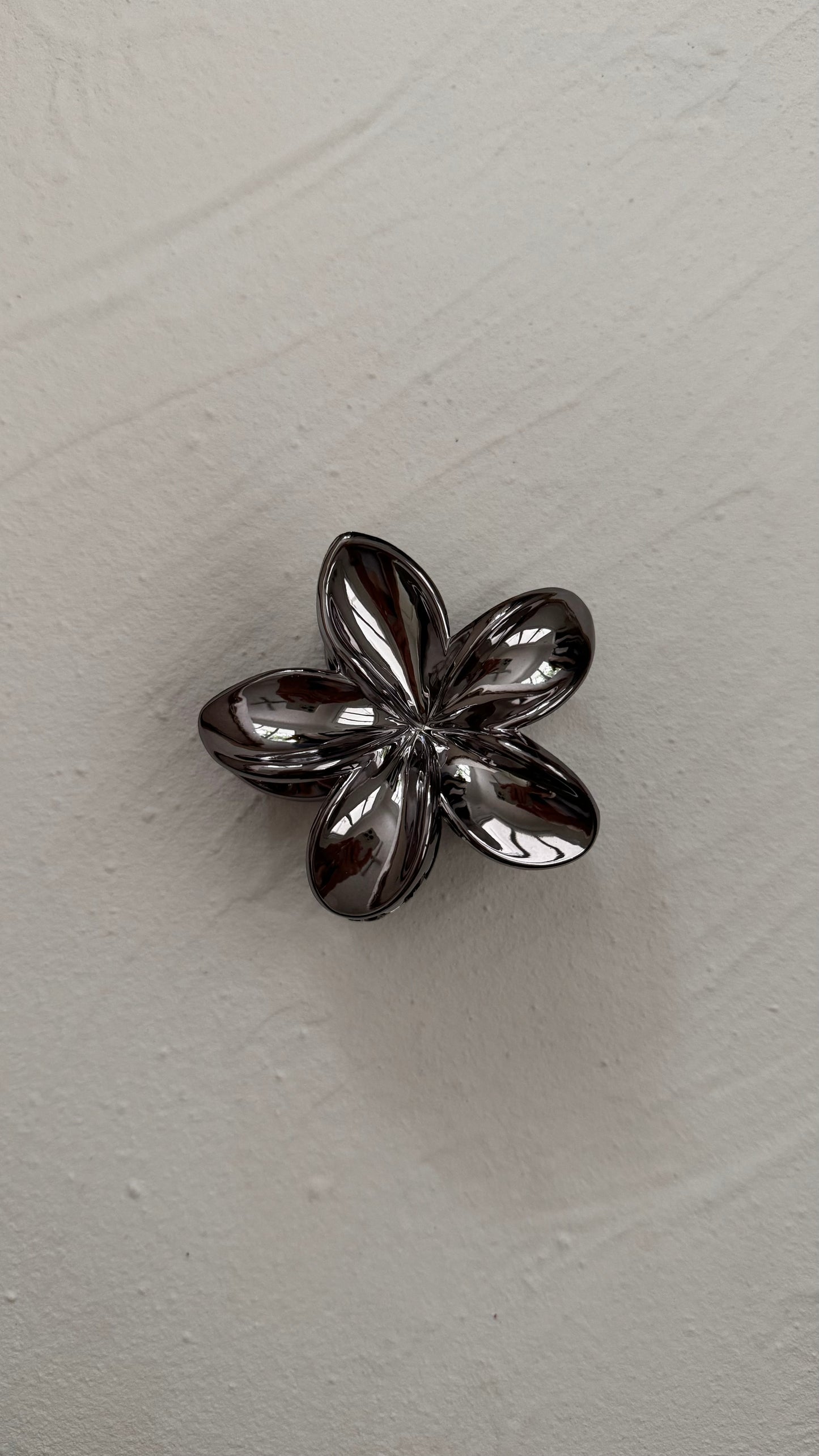 Frangipani Clip Metallic Gun Metal
