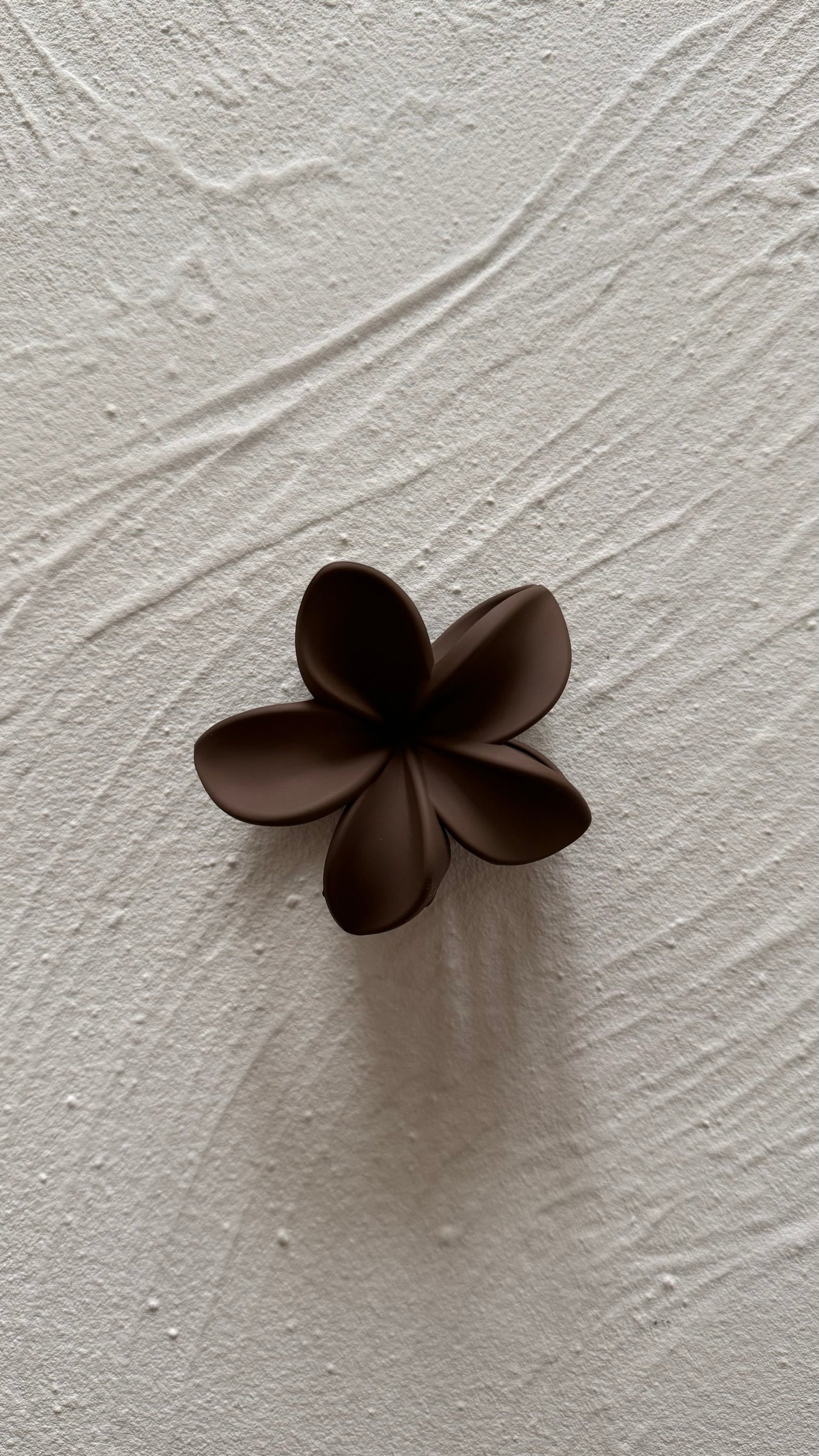 Frangipani Clip Flat Brown