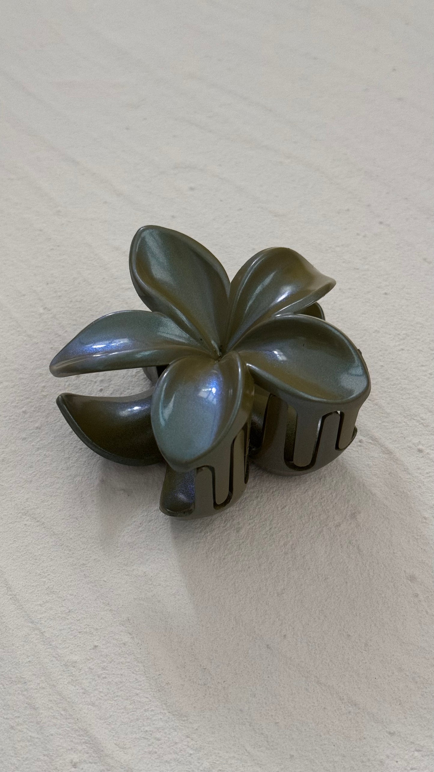 Frangipani Clip Metallic Olive