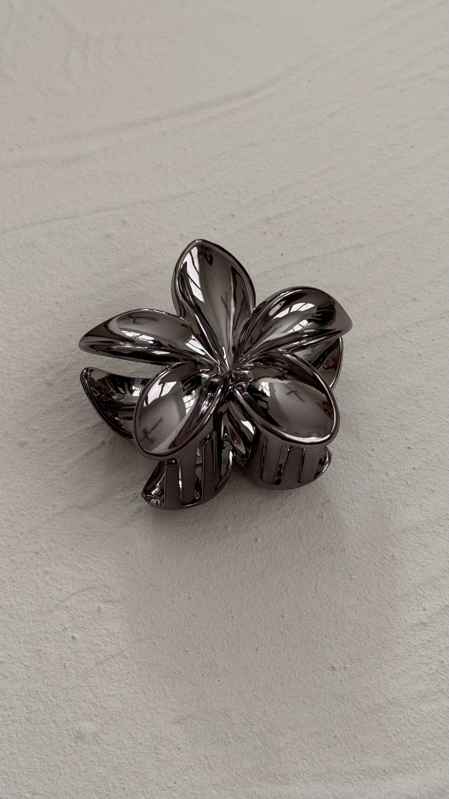 Frangipani Clip Metallic Gun Metal