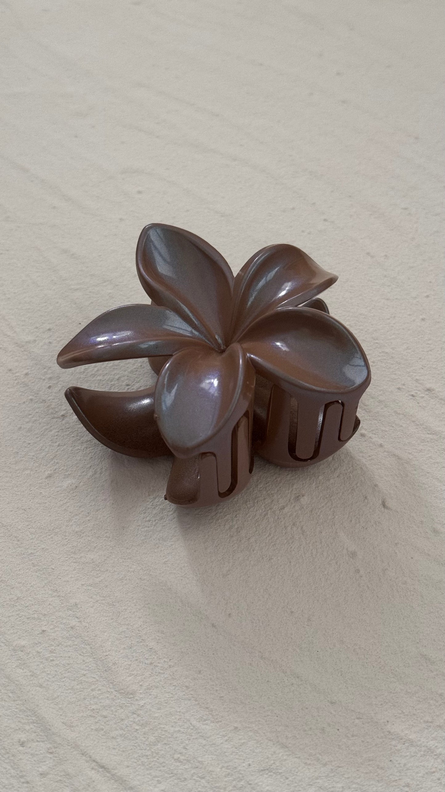 Frangipani Clip Metallic Latte