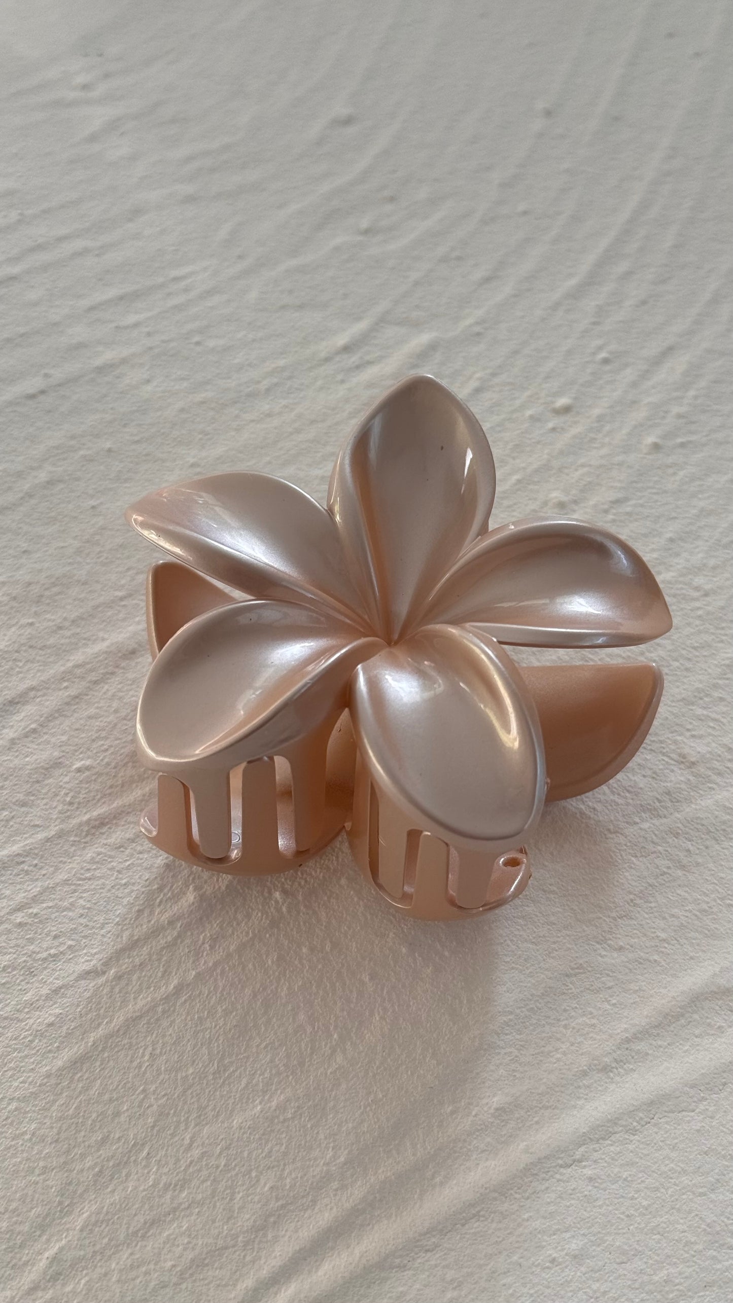 Frangipani Clip Cashmere Pearl